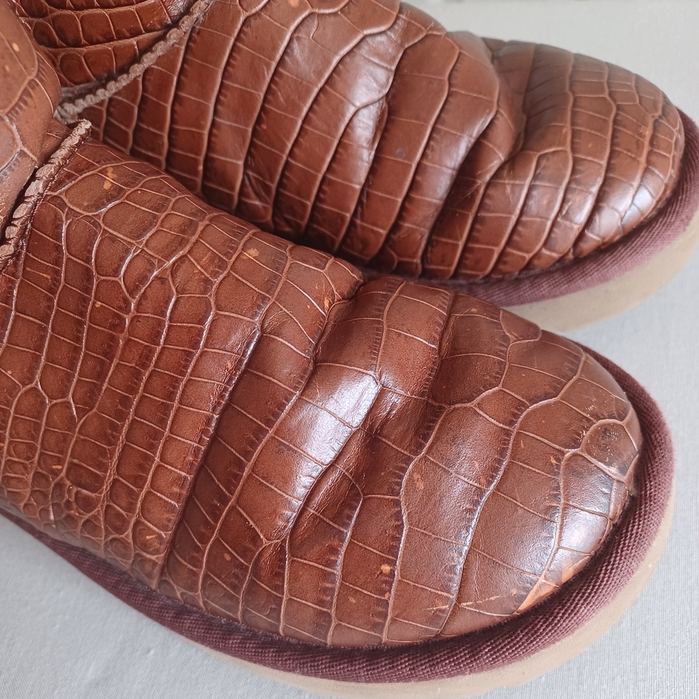 UGG Women's 5 Classic Short Crocodile Embossed Red/Brown Leather Boots - Picture 8 of 16